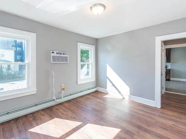 114 Sheridan Ave — Photo 8