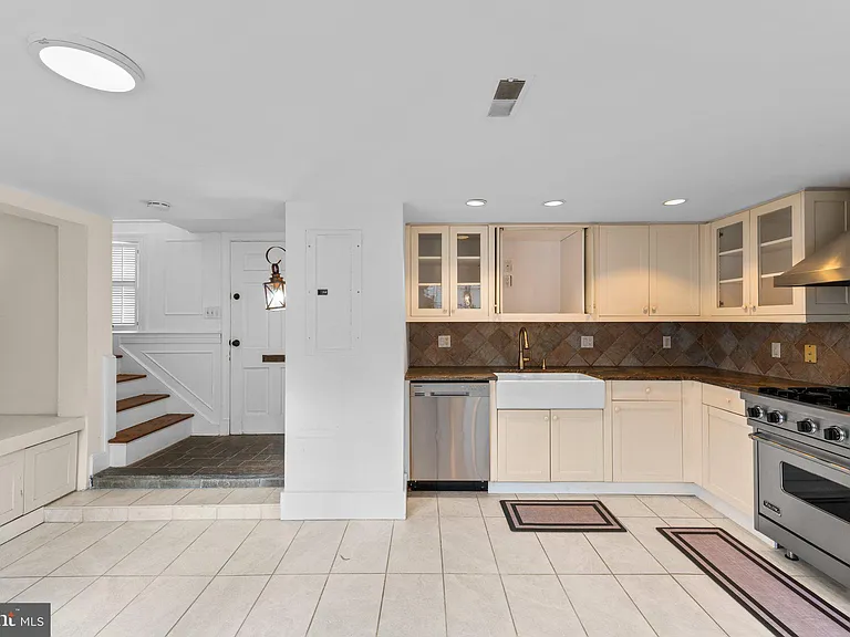 3341 Dent Pl NW — Photo 9