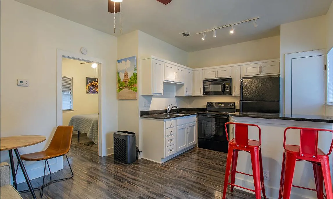 Old South Austin Apartments — Photo 1
