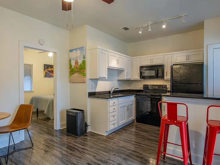 Old South Austin Apartments — Photo 1