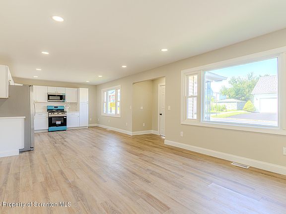4th image of 605 Roth St