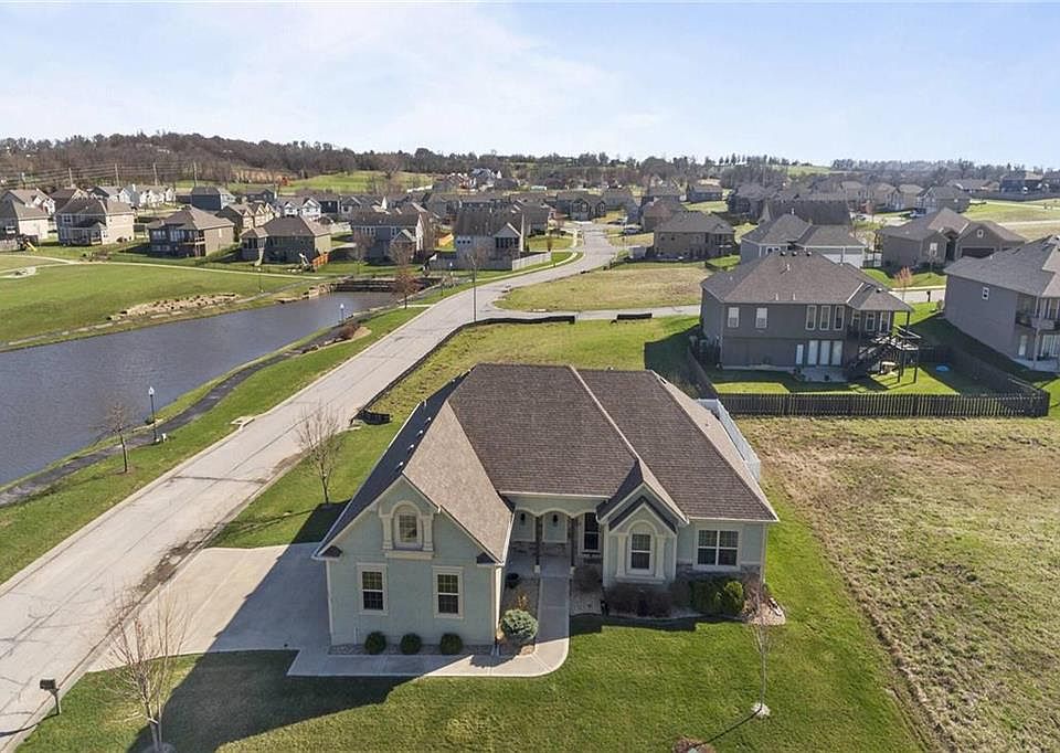 1st image of 1111 SW Winterberry Cir