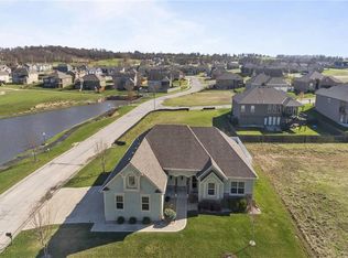 1111 SW Winterberry Cir, Oak Grove, MO 64075