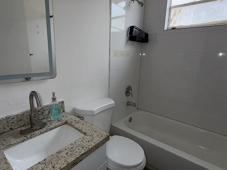 1029 SW 5th St #9 — Photo 2