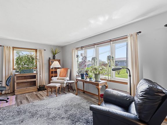 3rd image of 209 Thomas Dr
