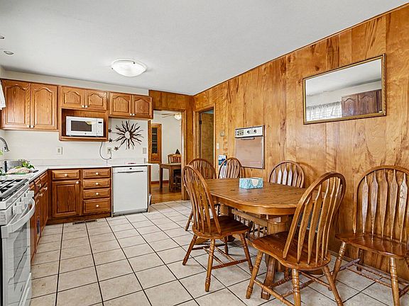 4th image of 109 W Walker St