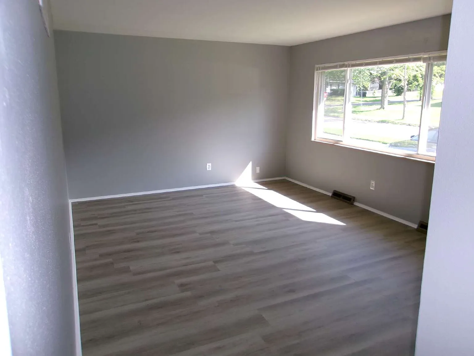 3 bed, 1.0 bath, 1025 sqft, $1,700 — Photo 2
