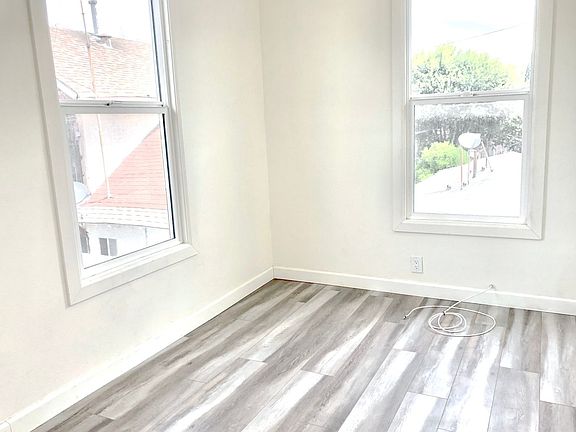 4th image of 156 E 35th St #1585