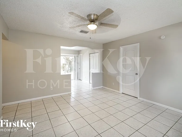 802 Briarcliff Dr — Photo 2