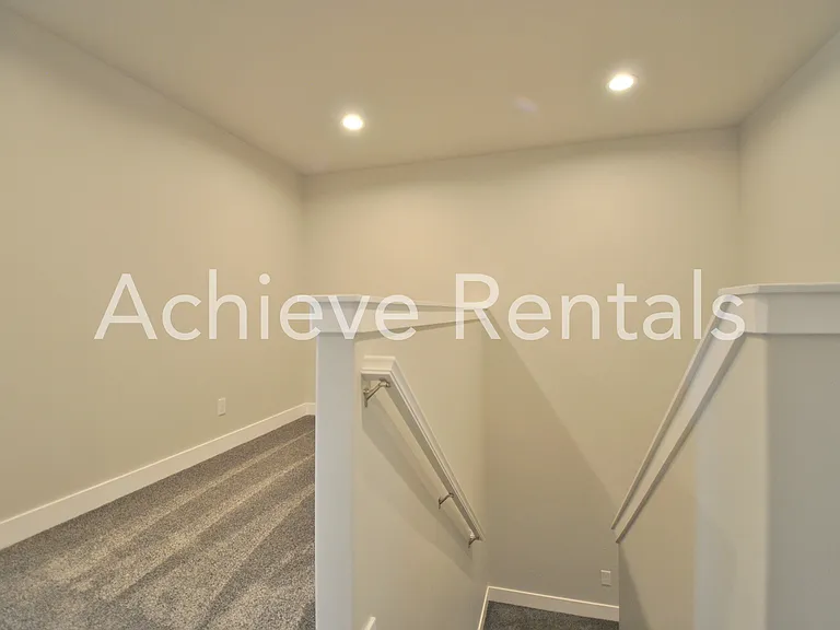 2207 S 1090 E — Photo 9