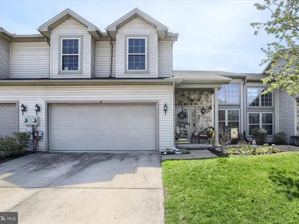 12 Edgewater Dr, Middletown, PA 17057