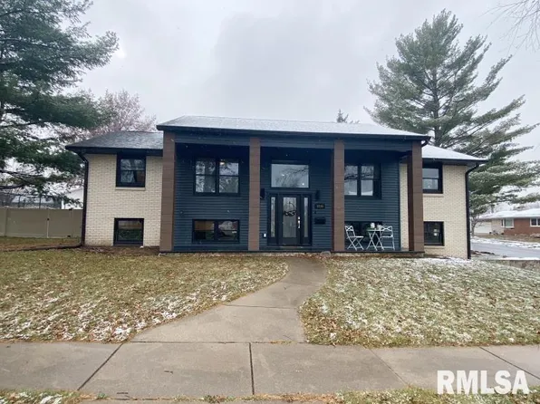 1135 4th St, De Witt, IA 52742