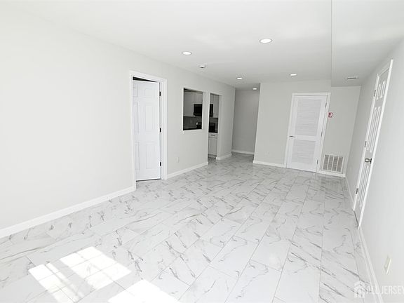 5th image of 271 College Dr