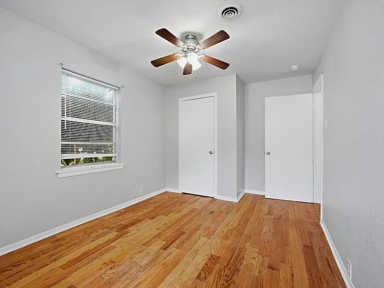 2521 N Hickory St — Photo 16