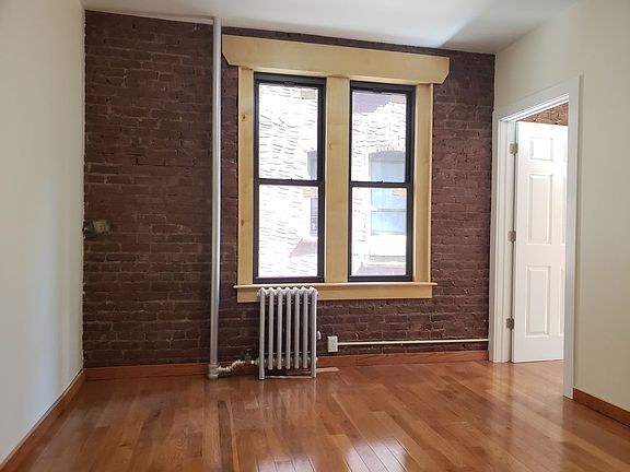 3rd image of 3735 Crescent St APT 26