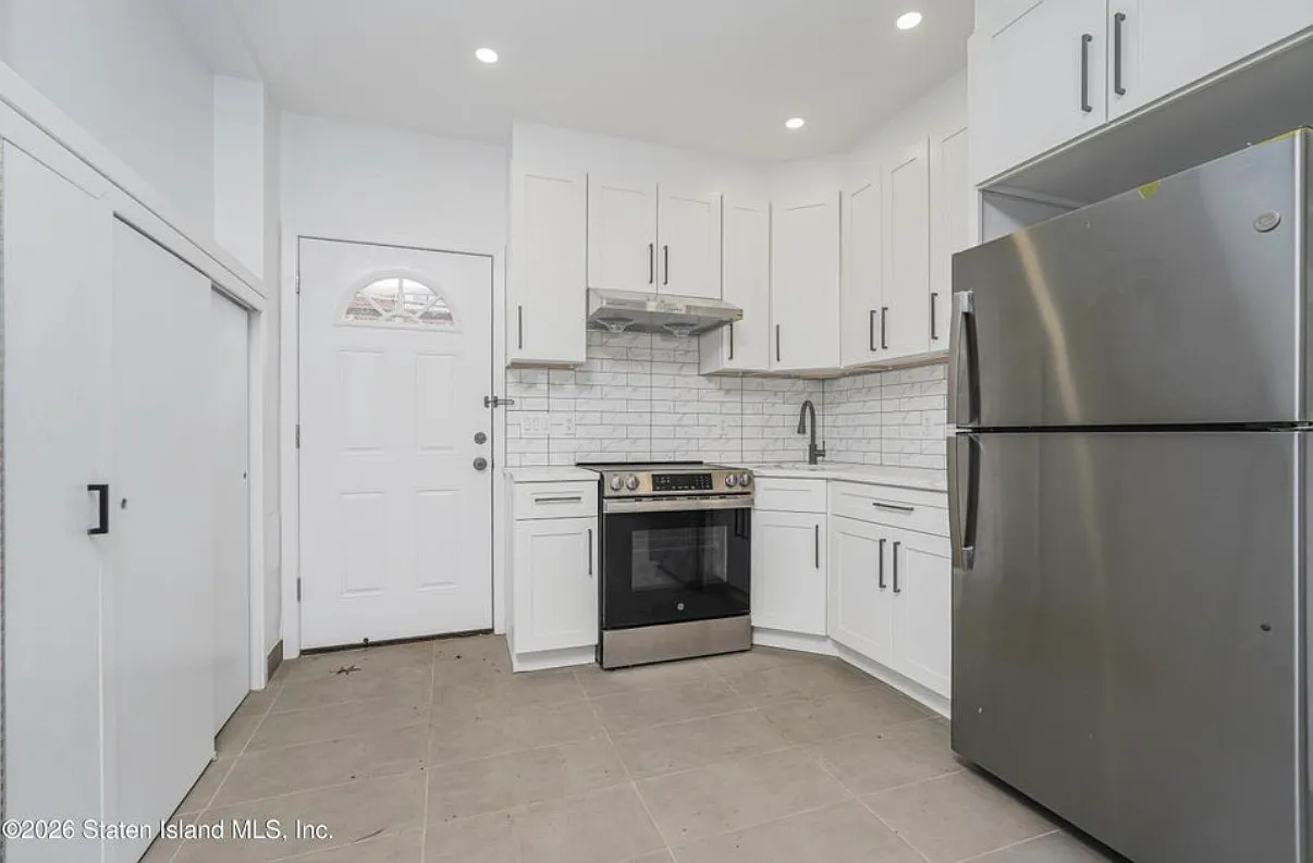 2 bed, 650 sqft, $2,400 — Photo 1