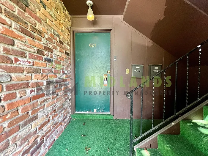 2 bed, 1.0 bath, 900 sqft, $1,600 — Photo 2