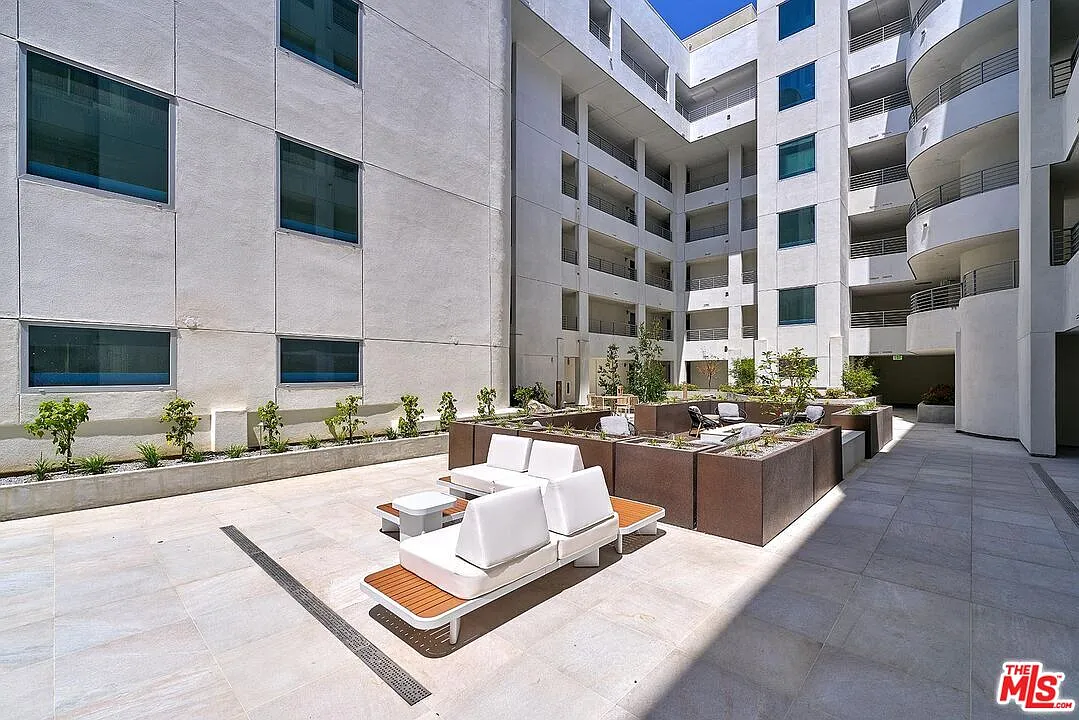 2 bed, 2.0 bath, 1136 sqft, $3,450 — Photo 2