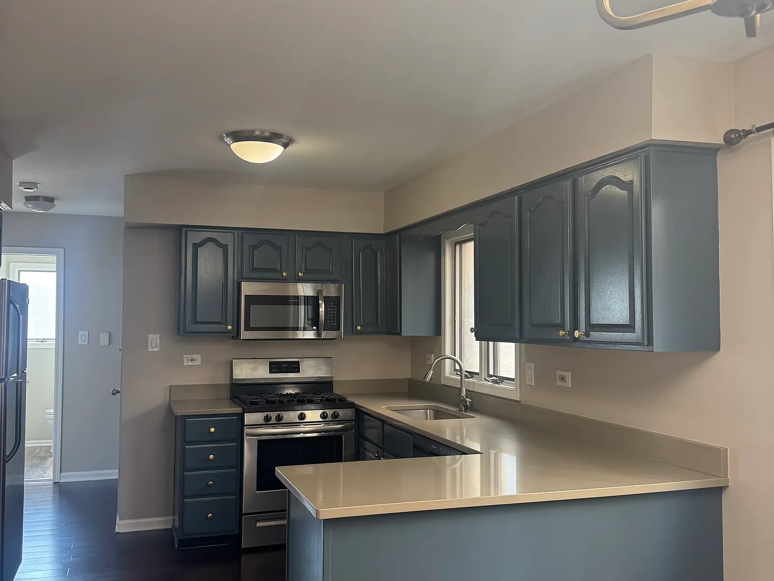 3 bed, 1.5 bath, 1200 sqft, $2,100 — Photo 4