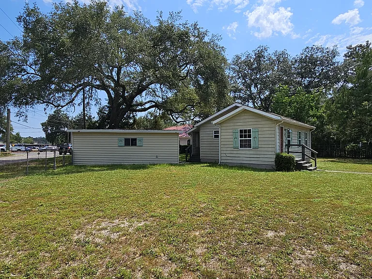 725 Powell Dr — Photo 2