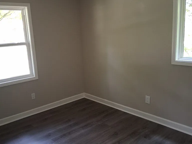 8229 Queens Dr — Photo 13