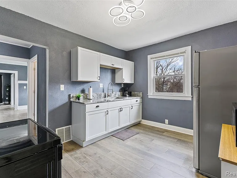 512 Westminster St — Photo 14