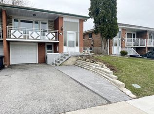 17 Warfield Dr #C15, Toronto, ON M2J 3S4