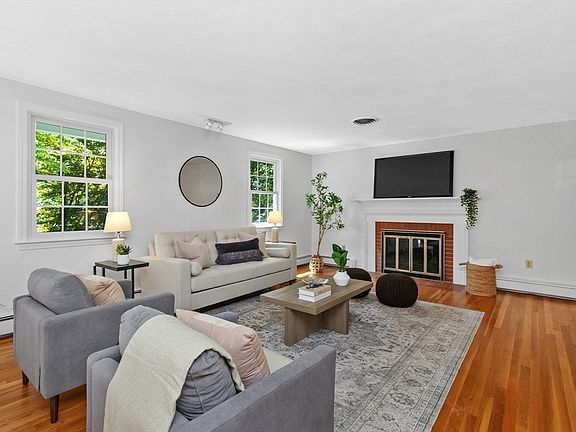 3rd image of 20 Village Cir