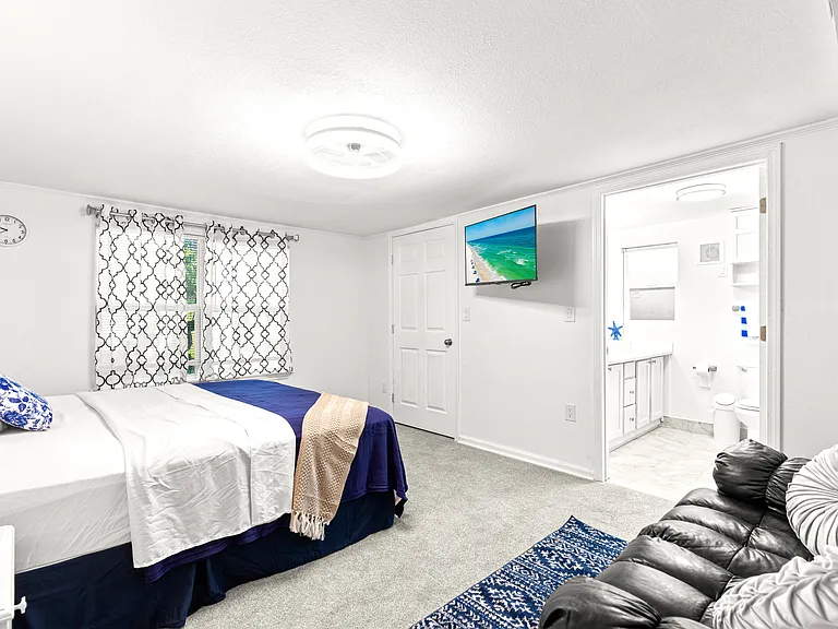 208 Newcastle Dr — Photo 3