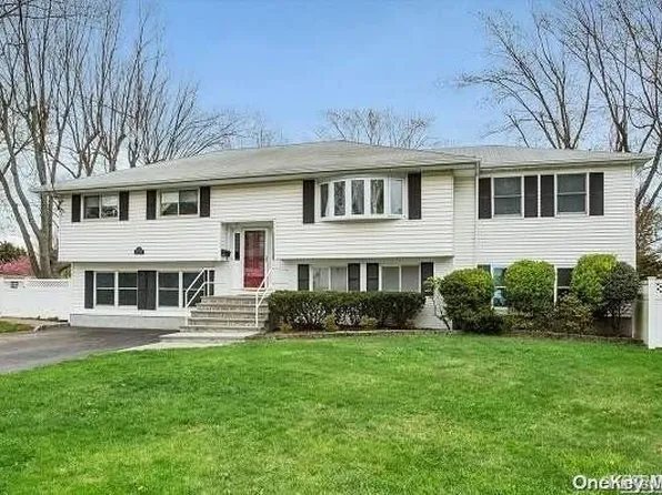 20 Rochelle Court, Amityville, NY 11701