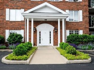 322 Park Ave APT 1A, Clarendon Hills, IL 60514