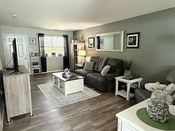 3rd image of 802 Darrett Ct