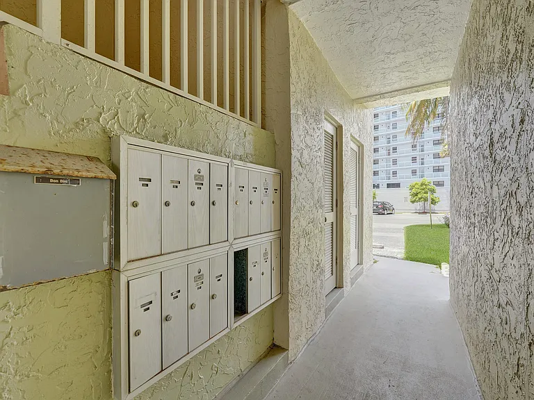 1450 N Riverside Dr #103 — Photo 47