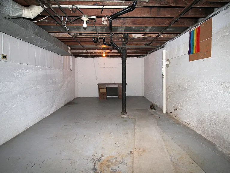 141 NE Bryant St — Photo 23