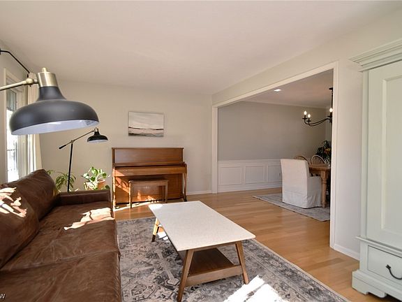 4th image of 28075 Louise Dr