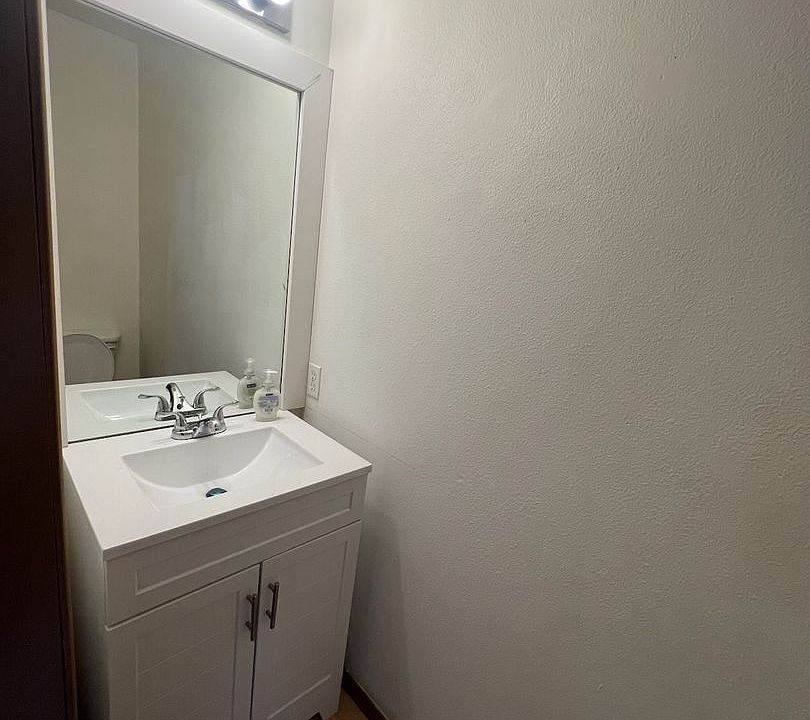 1st image of 1660 Runge Ave #3