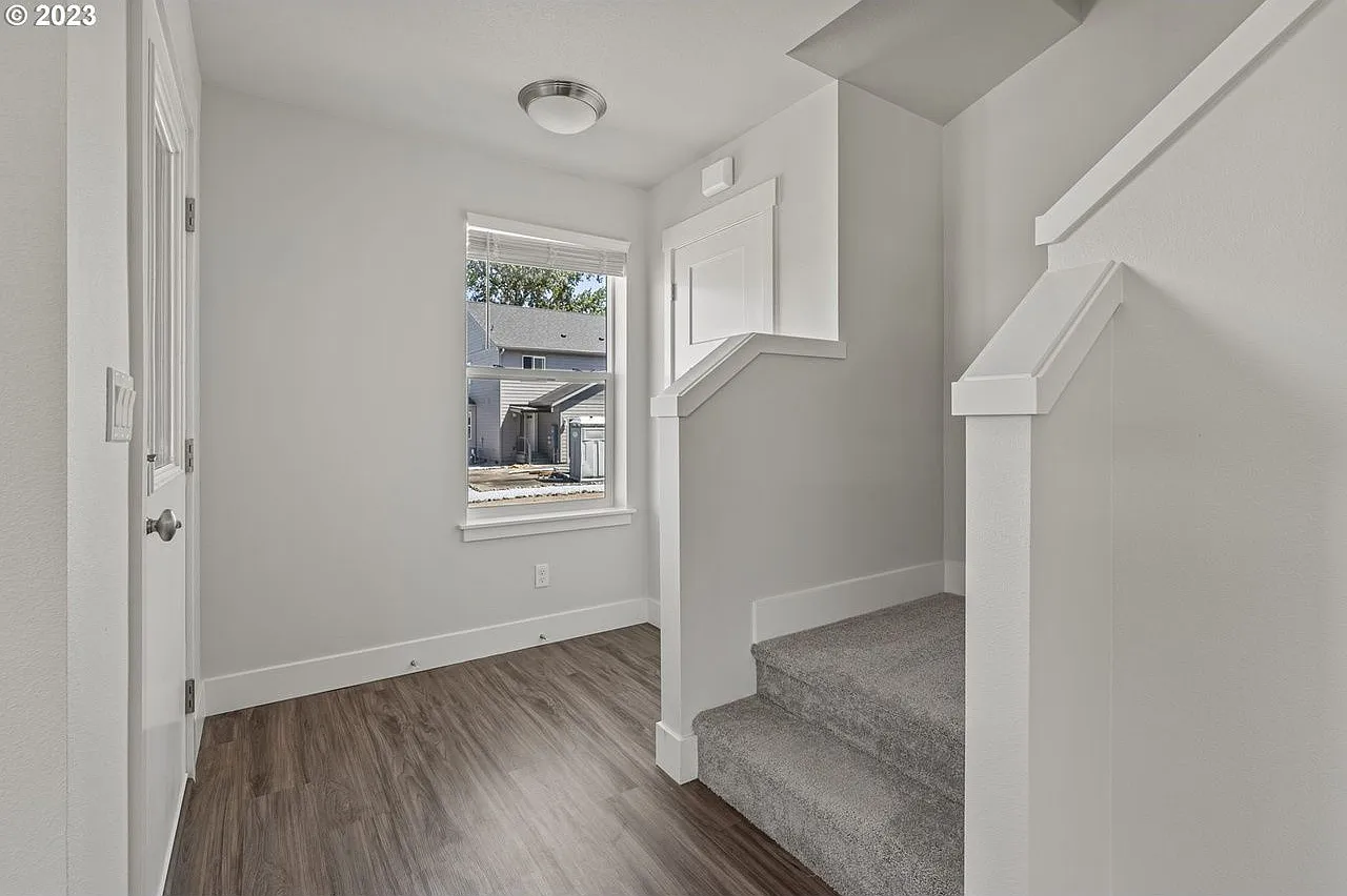 3 bed, 2.0 bath, 1332 sqft, $2,300 — Photo 1