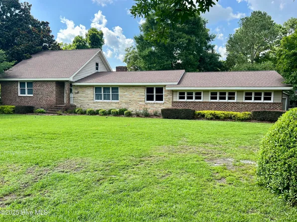 513 E Westbrook Street, Wallace, NC 28466