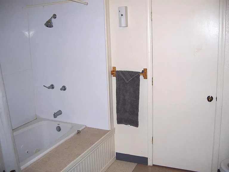 128 E Pine St — Photo 16