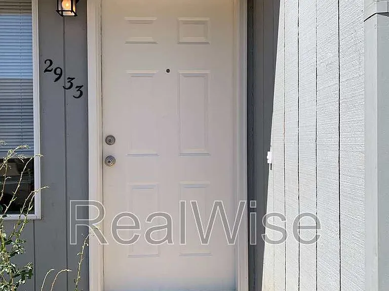 2933 SE 38th Ct — Photo 2