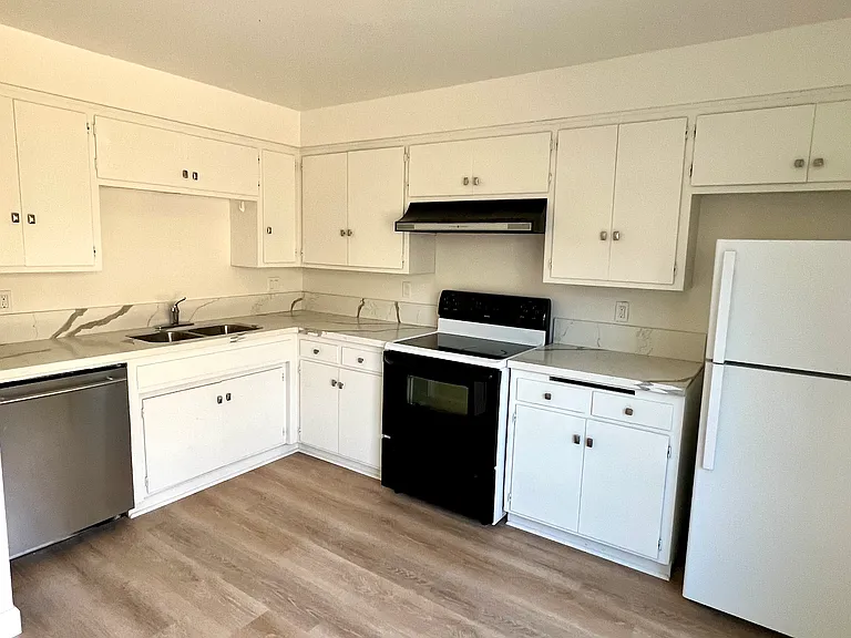 Spacious Kitchen, New Countertops, New Appliances