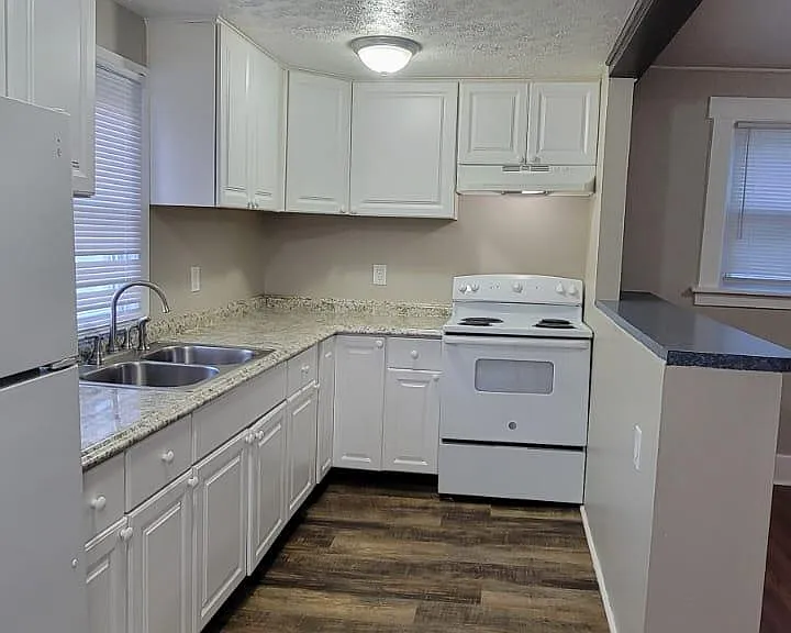 951 W Florence Ave — Photo 4