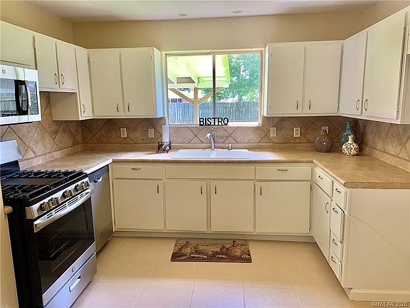 2nd image of 1819 Bayou Cir