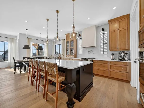 29 N Highwood Dr, Okotoks, AB T1S 5S3