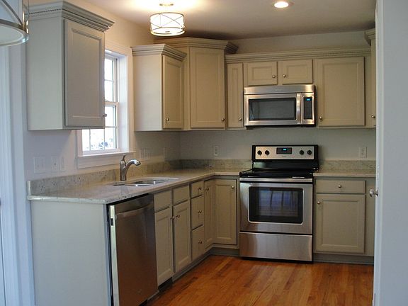 Updated kitchen : Beautiful renovated kitchen with all new stainless steel appliances.
