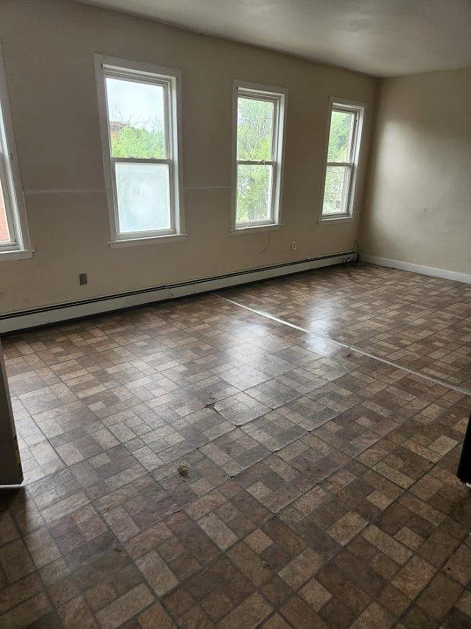 125 Franklin Ave — Photo 2