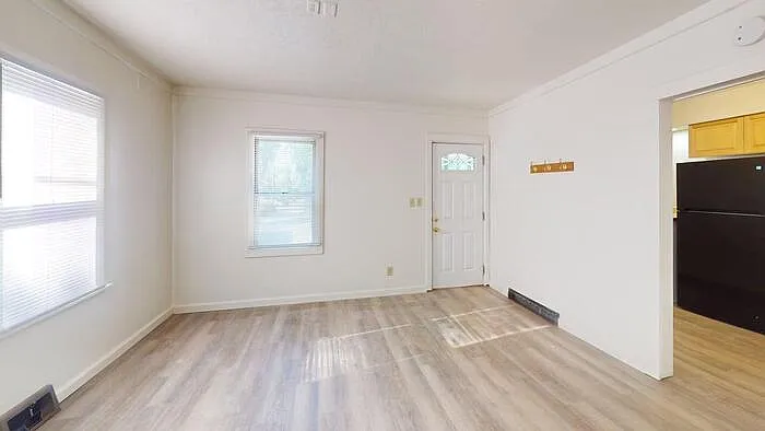 710 E Avenue F — Photo 16