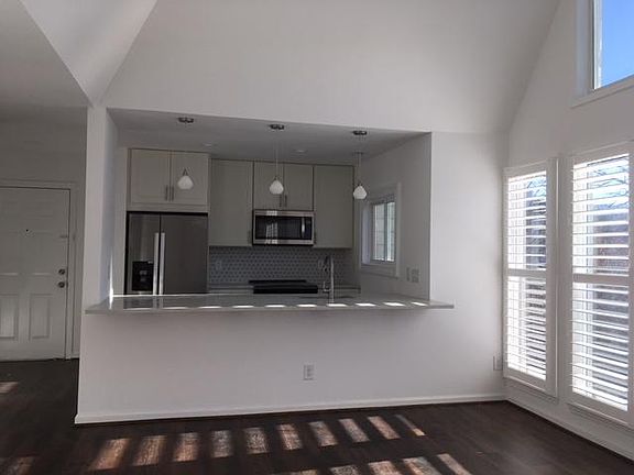 breakfast bar can easily fit 5 seats