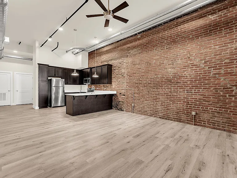 235 N Market Ave — Photo 23