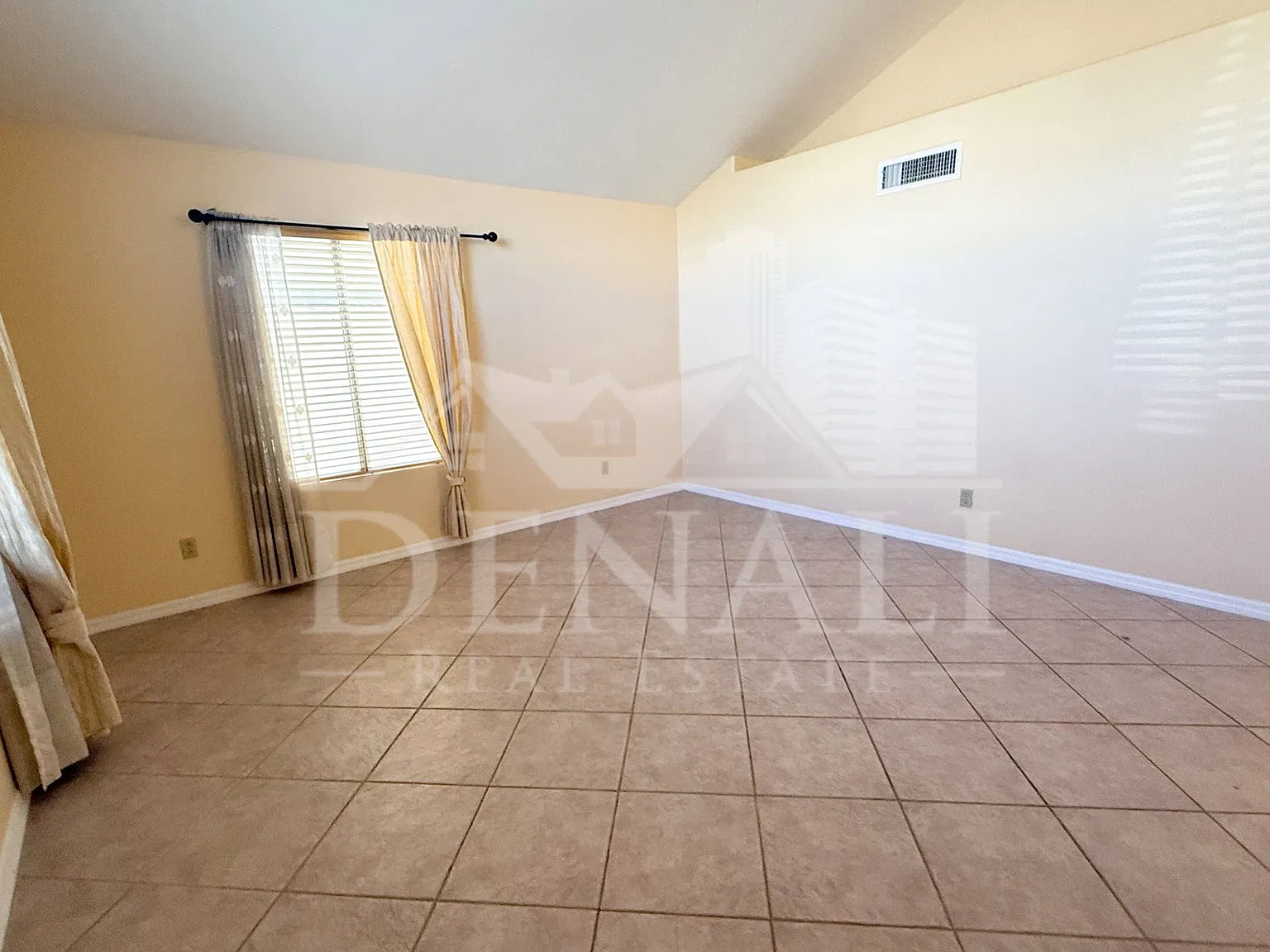 4 bed, 2.0 bath, 2383 sqft, $2,895 — Photo 4